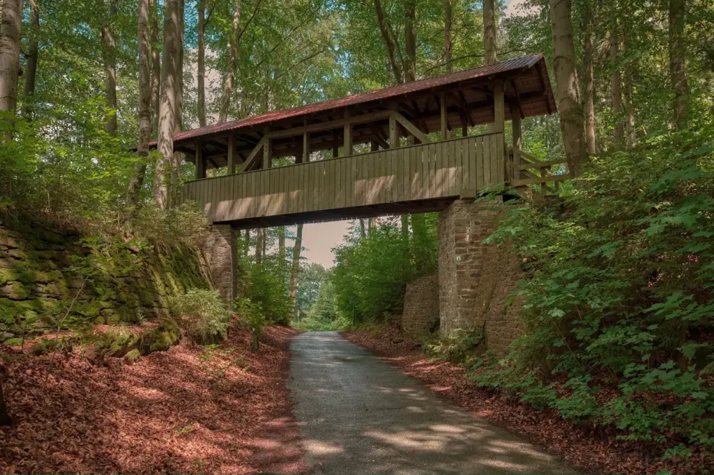 Eine Holzbrücke