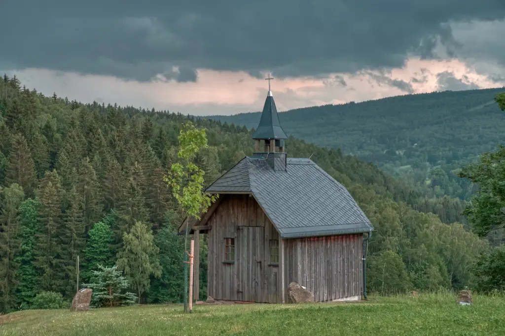 Fotospot Erzgebirge: Die Wanderkapelle am Weg