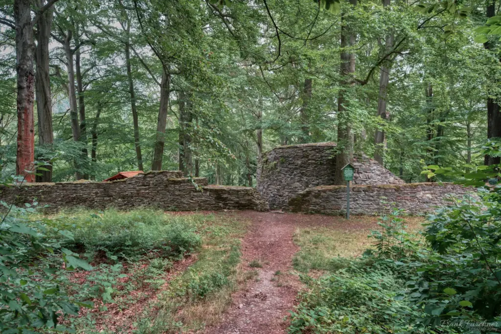 Die Mauereste der Isenburg