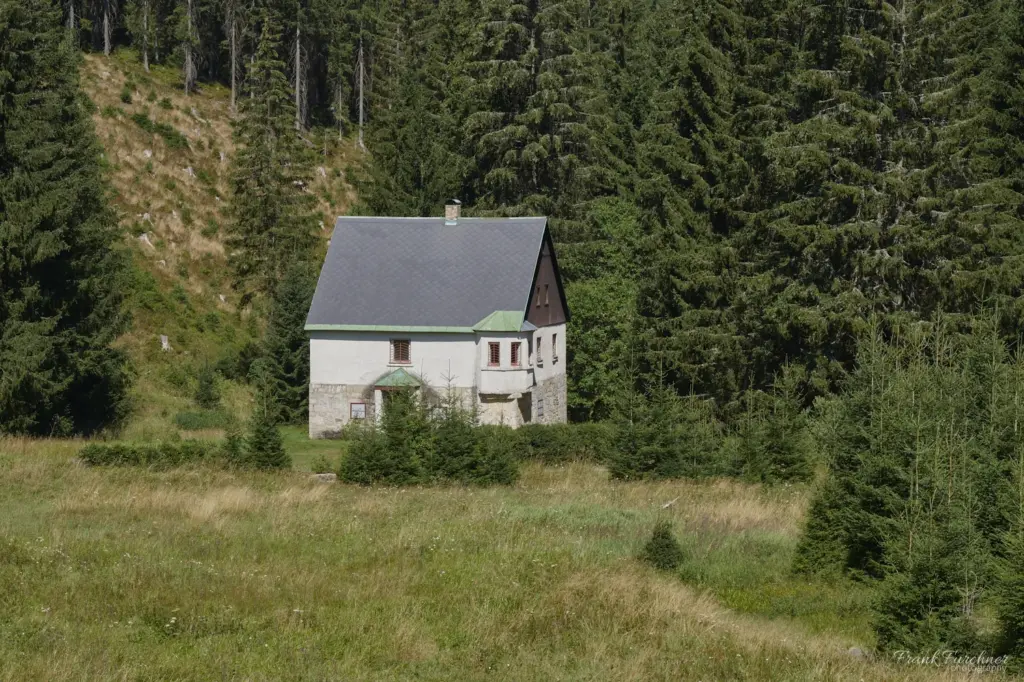 Die Villa Schmidt, das letze Haus im Ort