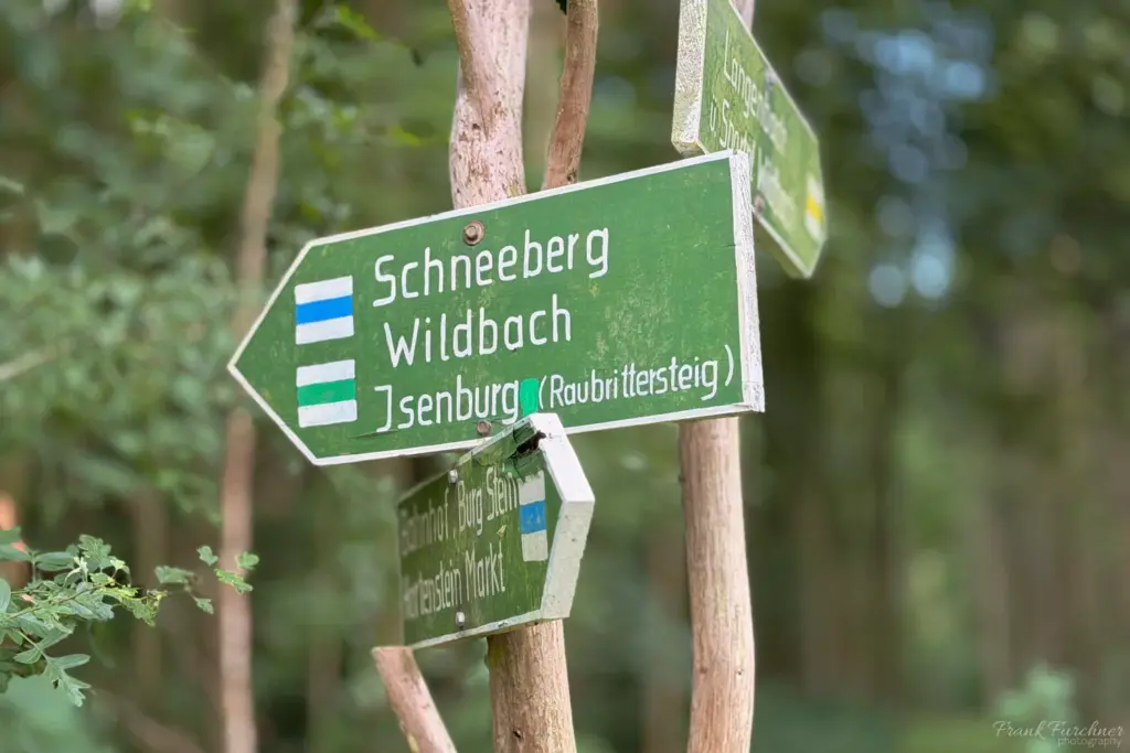 Ein Wanderschild zum Ziel