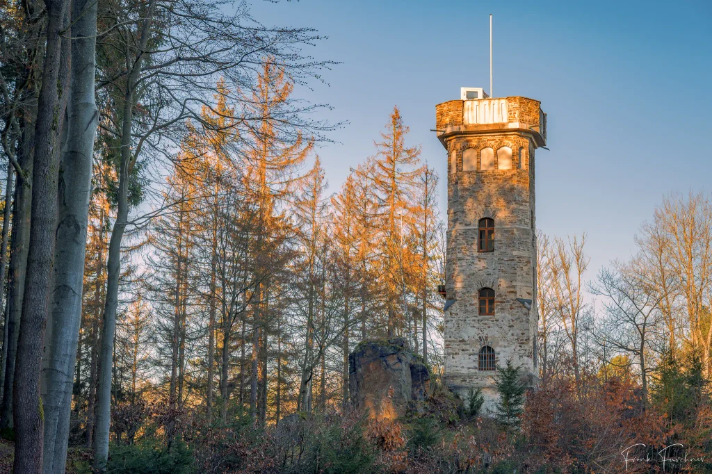 Der Turm oberhalb von Thermalbad Wiesenbad