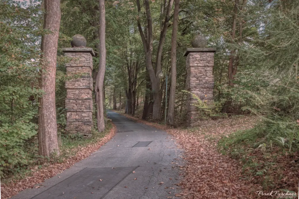 Kugelportal zum Schloss Hohenwendel